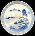 CHINA und Südostasien

Japan

Varia

Großer Porzellanteller um 1850. Blau-weiße Darstellung Häuser am See im Gebirge. Arita, ungemarkt (Saga Prä...