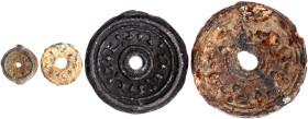 CHINA und Südostasien

Kambodscha

Khmer-Königreich Angkor, 802-1450

4 versch. runde Blumenmünzen aus Blei. 13 mm, 16 mm, 37 und 41 mm. sehr sc...