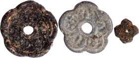 CHINA und Südostasien

Kambodscha

Khmer-Königreich Angkor, 802-1450

3 versch. blütenförmige Blumenmünzen aus Blei. 13 mm, 28 mm und 30 mm. seh...