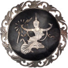CHINA und Südostasien

Thailand

Varia

Runde Brosche, Siam Sterlingsilber (925/1000) in Niellotechnik mit Darstellung der Manimekhala (Göttin d...