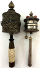 CHINA und Südostasien

Tibet

2 alte Gebetsmühlen aus "Tibetsilber", mit Carneolen, bzw. Carneol und 2 Türkisen besetzt, ein Griff mit Beinverzier...