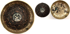 CHINA und Südostasien

Tibet

2 Stück: Kupfernes Zodiacus-Mandala um 1900. Mittelmedaillon aus Silber, Vajrapani darstellend. Hohl gearbeitet, 14,...