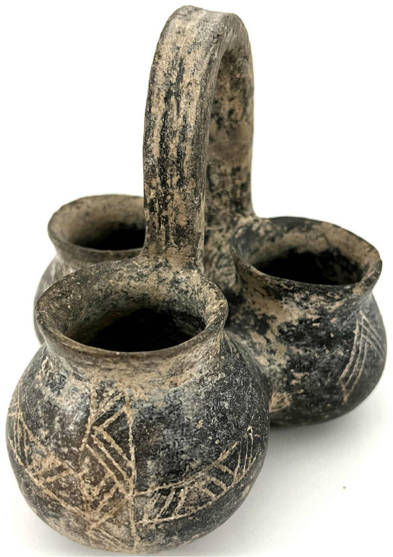 Ausgrabungen

Bronzezeit

Sogen. "Kernos" (Kultgefäß) aus geschwärztem Ton, ...