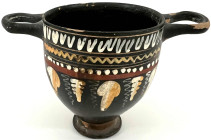 Ausgrabungen

Griechen

Apulien: Skyphos der Gnathia-Ware, um 320/300 v. Chr. Geschwärzter Ton mit Firnisbemalung Wein. Höhe 8,2 cm. intakt Exempl...