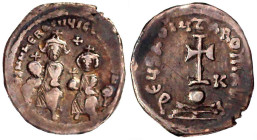 Byzanz

Kaiserreich

Heraclius, 610-641

Hexagramm 625/629 Heraclius und Heraclius Constantin thronend v.v./Stufenkreuz und K. sehr schön. DOC 6...