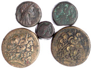 Lots antiker Münzen

Griechen

5 Bronzemünzen der Ptolemäer in Ägypten: 2 X AE Drachme, 3 Teilstücke. schön/sehr schön bis sehr schön