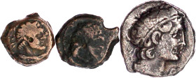 Lots antiker Münzen

Griechen

3 Münzen der Ptolemäer: Tetradrachme Paphos und 2 Kleinbronzen. schön/sehr schön