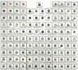 Lots antiker Münzen

Römer

Kaiserzeit

Sammlung von 117 Denaren, alle in Rähmchen bestimmt. Von den Flaviern über die Adoptivkaiser bis zu Seve...