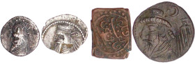 Lots antiker Münzen

Orientalen

4 Münzen: Parther Drachmen von Artabanes II. und Sinatrakes, Elymais Tetradrachme Kamnaskires VI., Afghanistan Ku...
