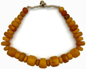 Primitivgeld und Ethnika

Afrika

Kopal-Perlen-Kette, Äthiopien oder Sudan. Gefertigt aus 35 geschliffenen Kopalen. Länge ca. 48 cm