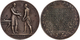Römisch Deutsches Reich

Wien, Stadt

Versilberte Bronzemedaille 1916 von Schwartz. 100 Jahre Österreichische Nationalbank. Kaiser Franz I. überre...