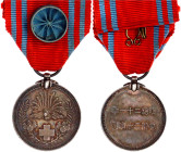 Orden und Ehrenzeichen

Japan

Rotkreuz-Medaille in Silber Jahr 21 Meiji = 1888, am Band. vorzüglich, schöne Patina. Barac 7.