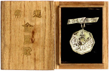 Orden und Ehrenzeichen

Japan

Mitgliedsabzeichen der Patriotischen Frauenliga "Aikoku Fujinkai", um 1939/1945. Im hölzernen Originaletui. vorzügl...