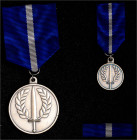 Orden und Ehrenzeichen

Norwegen

Medaille für die Verteidigung Norwegens im internationalen Einsatz am Band. Mit Miniatur und Bandminiatur im Ori...