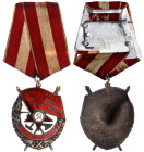 Orden und Ehrenzeichen

Russland

Sowjetunion, 1917-1991

Rotbannerorden der UdSSR. Ordenszeichen seit 1924. An Bandspange. Verleihungsnummer 38...