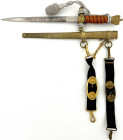 Militaria

Blankwaffen

Deutschland

Drittes Reich: Marine-Offizierdolch, Hersteller der Klinge WKC, in gehämmerter Scheide, mit Portepaie und G...