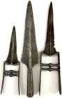Militaria

Blankwaffen

Indien

3 Stück: 2 Dolche und eine Lanzenspitze aus Rajput. Damast, um 1850. 27, 37 und 37 cm. sehr schön