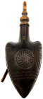 Militaria

Schusswaffen

Osmanische Pulverflasche um 1800. Holz mit Lederaufhänger. 27 X 10 X 8 cm. minimaler altersbedingter Spannungsriss am Hal...