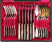 Varia

Besteck

Schatulle "Feinst versilberte Deutsche Reichs-Bestecke" mit 6-Personen-Besteck (6 Tafelmesser, 6 Essgabeln und 6 Esslöffel). Die M...