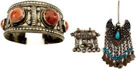 Varia

Schmuck

Arabischer Schmuck aus dem Jemen: mit 6 Karneolen besetzter Armreif, als Schließnadel herzförmiges Shyama-Amulett mit Türkisbesatz...