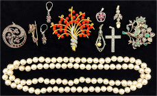 Varia

Schmuck

Lots Schmuckstücke/Edelsteine

Kl. Posten: Schlangenbrosche, Blumenbrosche mit grünen Steinen, 2 Granatanhänger, Granatbrosche, ...