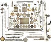 Varia

Schmuck

Lots Schmuckstücke/Edelsteine

Omas Schmuckkiste (Blechdose) mit fast nur Silberteilen. Dabei div. Münzschmuck (gehenkelte und g...