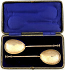 Varia

Silber

Großbritannien

Paar von 2 sogen. "Seal Top"-Löffeln, Sheffield 1911 im Originaletui. Sterlingsilber (925/1000), Hersteller Willi...