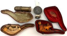 Varia

Lots Varia

4 Raucher-Utensilien: 2 alte Meerschaumpfeifen (eine mit Bernsteinspitze) in Etuis (eines beschädigt), Feuerzeug aus Geschosshü...