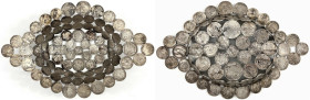 Münzgefässe und Münzschmuck

-1

Prunkvolle Münzschale, gefertigt um 1890. Eingearbeitet sind 85 Silbermünzen und -medaillen des 16. bis 19. Jh. U...