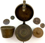 Waagen und Gewichte

Lots

Altes Messing-Topfgewicht, dazu leere Gewichtsschale, ein 200 g Gewicht und 4 alte Münzen (2 Römer, 1 Byzantiner, Soest...
