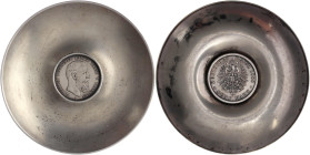 Reichssilbermünzen J. 19-178

Preußen

Friedrich III., 1888

5 Mark 1888 A. Eingefasst in runden Untersetzer, Silber 835/1000, Durchmesser 122 m...