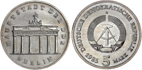 Münzen der Deutschen Demokratischen Republik

Gedenkmünzen der DDR

5 Mark 1985 A, Brandenburger Tor. Randschrift läuft rechts herum. Auflage nur ...