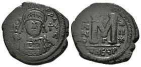 JUSTINIAN I (527-565). Follis.
Obv: D N IVSTINIANVS P P AVG.
Helmeted and cuirassed bust facing, holding globus cruciger and shield decorated with hor...