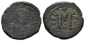 JUSTINIAN I (527-565). Follis.
Obv: D N IVSTINIANVS P P AVG.
Helmeted and cuirassed bust facing, holding globus cruciger and shield decorated with hor...