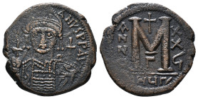 JUSTINIAN I (527-565). Follis.
Obv: D N IVSTINIANVS P P AVG.
Helmeted and cuirassed bust facing, holding globus cruciger and shield decorated with hor...