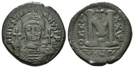 JUSTINIAN I (527-565). Follis.
Obv: D N IVSTINIANVS P P AVG.
Helmeted and cuirassed bust facing, holding globus cruciger and shield decorated with hor...