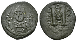 JUSTINIAN I (527-565). Follis.
Obv: D N IVSTINIANVS P P AVG.
Helmeted and cuirassed bust facing, holding globus cruciger and shield decorated with hor...