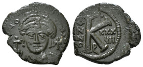 JUSTINIAN I (527-565). Follis.
Obv: D N IVSTINIANVS P P AVG.
Helmeted and cuirassed bust facing, holding globus cruciger and shield decorated with hor...