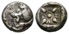 IONIA, Miletos. Late 6th-early 5th century BC. AR Obol. Forepart of lion left, head reverted / Stellate pattern within incuse square.
Weight 1,02 gr -...