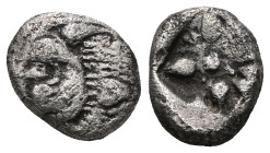 IONIA, Miletos. Late 6th-early 5th century BC. AR Obol. Forepart of lion left, head reverted / Stellate pattern within incuse square.
Weight 1,06 gr -...
