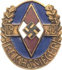 Orden des Dritten Reiches
Siegernadel der HJ-Reichssieger 1942 Weißmetall bronziert. Ausführung in Bronze. 26,5 x 29,5 mm, 8,85 g OEK 3644/8 Nimmergu...