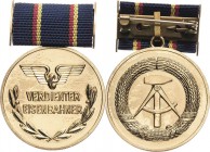 Orden der Deutschen Demokratischen Republik Staatliche Auszeichnungen
Verdienter Eisenbahner Verliehen ab 1966. Buntmetall vermessingt. 30,2 mm, 21,7...