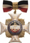 Organisationsabzeichen
Bund Deutscher Marine-Vereine (BDMV) Ehrenkreuz 2. Klasse. Vergoldet und emailliert an Bandtrageschleife, im Verleihungsetui (...