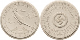 Drittes Reich - Porzellanmedaillen
 Weiße Porzellanmedaille o.J. (1941) (Meißen) Flieger gegen England. Vier Sturzkampfbomber über Towerbridge / HK i...