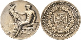 Erster Weltkrieg
 Silbergußmedaille 1914 (A. Daumiller) Auf die ruhmreiche Fregatte "Emden". Jüngling auf Bug der Emden sitzend, seine Rechte ruht au...