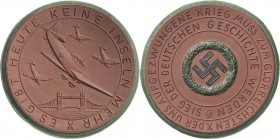 Slg. Joos - Medaillen, Plaketten, Abzeichen der Luftfahrt 1783-1945
 Braune Porzellanmedaille o.J. (1941) (Meißen) Flieger gegen England. Vier Sturzk...