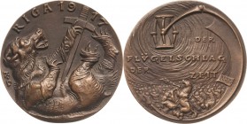 Medailleur Goetz, Karl 1875 - 1950
 Bronzegußmedaille 1917. Auf die Einnahme von Riga durch deutsche Truppen. Am Boden liegender Bär, der von einem D...