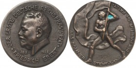 Personenmedaillen
Ebert, Friedrich 1871-1925 Bronzegußmedaille 1925 (Benno Elkan) Tod des ersten deutschen Reichspräsidenten. Kopf nach links / Banne...