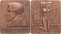 Personenmedaillen
Hoffmann, Ernst Theodor Amadeus 1776-1822 Bronzegußplakette o.J. (1985) (Wolfgang Günzel) Brustbild nach links / Frauenakt vor Eule...