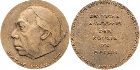 Personenmedaillen
Kollwitz, Käthe 1867-1945 Bronzegußmedaille o.J. (1961) (W. Fitzenreiter) Kopf nach links / 6 Zeilen Schrift, Umschrift. 83 mm, 215...